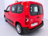 Usado Toyota Proace Verso Active 131 CV (96 kW) 2023 Rojo Familiar