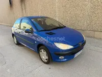Usado Peugeot 206 70 CV (51 kW) 2002 Azul Berlina