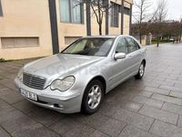 Usado Mercedes C220 Avantgarde 143 CV (105 kW) 2002 Gris / plata Berlina