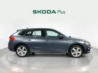 Usado Skoda Scala Ambition 110 CV (80 kW) 2021 Gris Utilitario