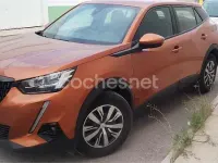 Usado Peugeot 2008 Allure 100 CV (73 kW) 2020 Naranja SUV