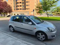 Usado Ford Fiesta 80 CV (58 kW) 2006 Gris / plata Utilitario