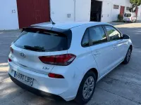 Usado Hyundai i30 120 CV (88 kW) 2019 Blanco Berlina
