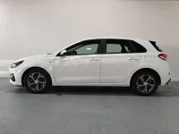 Usado Hyundai i30 120 CV (88 kW) 2022 Blanco Berlina