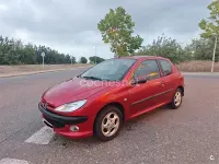 Usado Peugeot 206 75 CV (55 kW) 2000 Granate Berlina