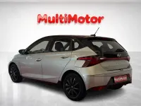 Usado Hyundai i20 84 CV (61 kW) 2022 Gris / plata Utilitario