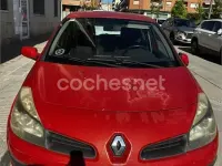 Usado Renault Clio II Dynamique 105 CV (77 kW) 2005 Rojo Berlina