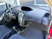 Usado Toyota Yaris 90 CV (66 kW) 2007 Rojo Utilitario