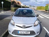Usado Toyota Aygo Live 68 CV (50 kW) 2013 Gris / plata Utilitario