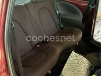 Usado Ford Ka 60 CV (44 kW) 2002 Granate Utilitario