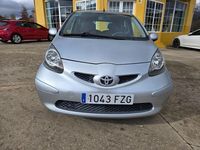 Usado Toyota Aygo 68 CV (50 kW) 2008 Gris Utilitario