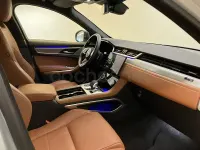 Usado Jaguar F-Pace R-Dynamic 404 CV (297 kW) 2022 Gris / plata SUV