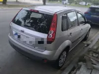 Usado Ford Fiesta Trend 69 CV (50 kW) 2007 Gris Utilitario