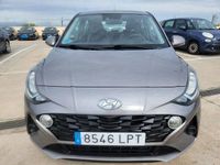 Usado Hyundai i10 67 CV (49 kW) 2021 Gris Utilitario