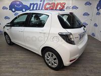 Usado Toyota Yaris Hybrid Advance 100 CV (73 kW) 2013 Blanco Berlina