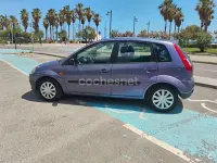 Usado Ford Fiesta 70 CV (51 kW) 2006 Violeta / lila Utilitario