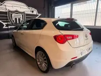 Usado Alfa Romeo Giulietta Distinctive 105 CV (77 kW) 2011 Blanco Utilitario