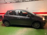 Usado Toyota Yaris Hybrid Active 100 CV (73 kW) 2018 Gris / plata Berlina