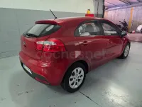 Usado Kia Rio 85 CV (62 kW) 2013 Rojo Berlina