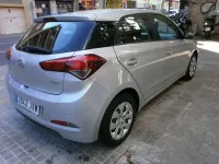 Usado Hyundai i20 84 CV (61 kW) 2017 Plateado Utilitario