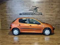 Usado Peugeot 206 75 CV (55 kW) 2001 Naranja Berlina
