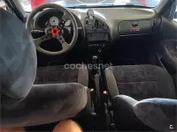 Usado Citroën Saxo 90 CV (66 kW) 2000 Rojo Utilitario