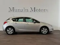 Usado Opel Astra Selective 110 CV (80 kW) 2011 Gris / plata Berlina