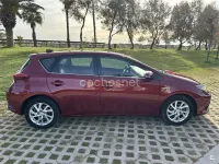 Usado Toyota Auris Hybrid Business Edition 136 CV (100 kW) 2018 Rojo Berlina