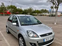 Usado Ford Fiesta Ghia 90 CV (66 kW) 2008 Gris / plata Utilitario