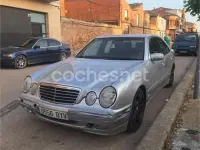 Usado Mercedes E220 Avantgarde 143 CV (105 kW) 2002 Gris / plata Berlina
