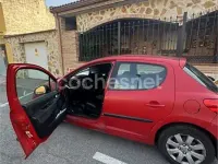 Usado Peugeot 207 70 CV (51 kW) 2006 Rojo Berlina