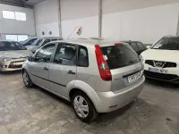 Usado Ford Fiesta Ambiente 68 CV (50 kW) 2005 Plateado Utilitario