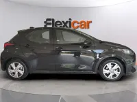 Usado Toyota Yaris Hybrid Active 116 CV (85 kW) 2025 Negro Berlina