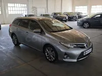 Usado Toyota Auris Hybrid Advance 136 CV (100 kW) 2014 Gris / plata Familiar