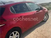 Usado Peugeot 208 Access 75 CV (55 kW) 2016 Rojo Utilitario