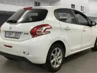 Usado Peugeot 208 Allure 82 CV (60 kW) 2015 Blanco Utilitario