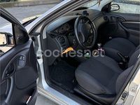 Usado Ford Focus Trend 100 CV (73 kW) 2003 Gris / plata Berlina