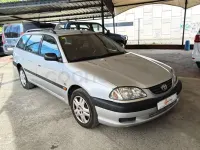 Usado Toyota Avensis Terra 110 CV (80 kW) 2000 Gris / plata Familiar