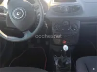 Usado Renault Clio III Collection 75 CV (55 kW) 2013 Rojo Berlina