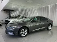 Usado Opel Insignia Business 122 CV (89 kW) 2023 Gris / plata Berlina