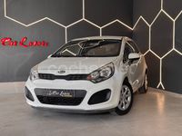 Usado Kia Rio 85 CV (62 kW) 2013 Blanco Berlina