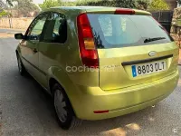 Usado Ford Fiesta 80 CV (58 kW) 2005 Verde Utilitario