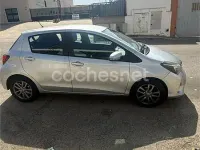 Usado Toyota Yaris Active 90 CV (66 kW) 2014 Gris / plata Utilitario