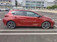 Usado Toyota Auris Hybrid 136 CV (100 kW) 2018 Rojo Berlina