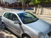 Usado VW Polo Highline 75 CV (55 kW) 2003 Gris / plata Berlina