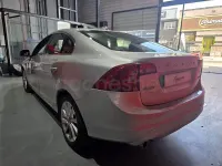 Usado Volvo S60 Kinetic 150 CV (110 kW) 2015 Gris / plata Berlina
