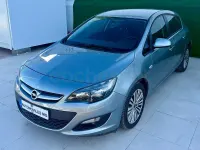 Usado Opel Astra Dynamic 150 CV (110 kW) 2015 Gris / plata Berlina