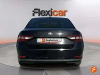 Usado Skoda Superb Active 150 CV (110 kW) 2018 Negro Familiar