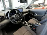 Usado Toyota Yaris Hybrid Style 115 CV (84 kW) 2022 Gris claro