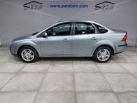 Usado Ford Focus Ghia 100 CV (73 kW) 2005 Azul Berlina